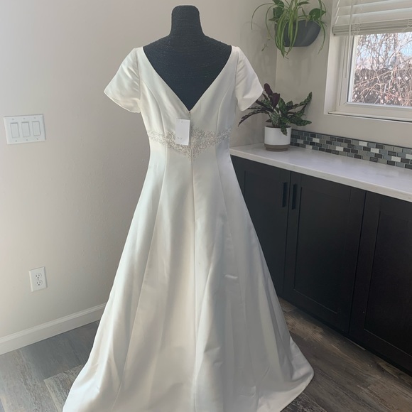 🚫SOLD🚫Modest White Wedding Dress Size 14 Short Sleeve - Picture 4 of 7
